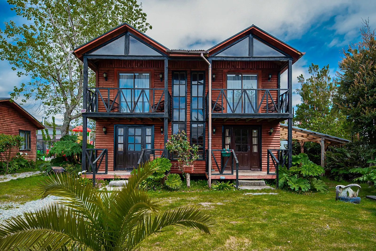 Fachada de la Cabaña 2 en Cabañas Kompatzki, Playa Lechagua, Ancud
