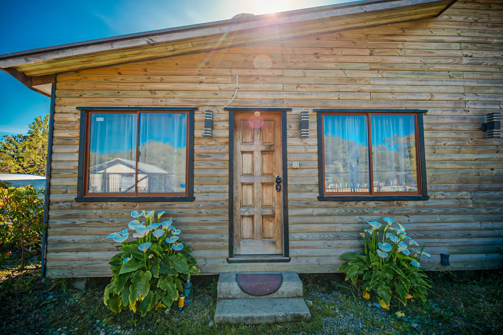 Fachada de la Cabaña 7 en Cabañas Kompatzki, Playa Lechagua, Ancud