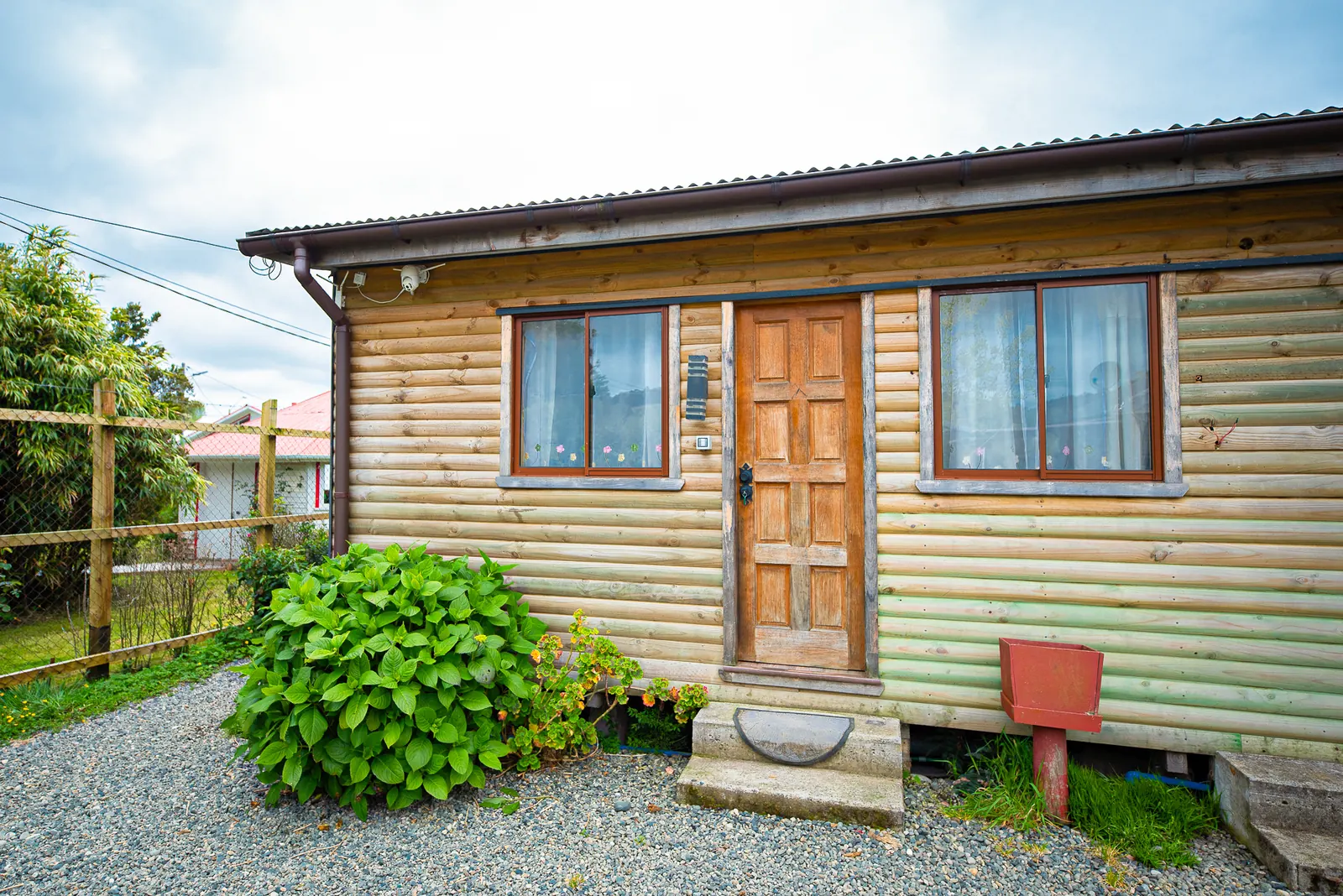 Fachada de la Cabaña 8 en Cabañas Kompatzki, Playa Lechagua, Ancud