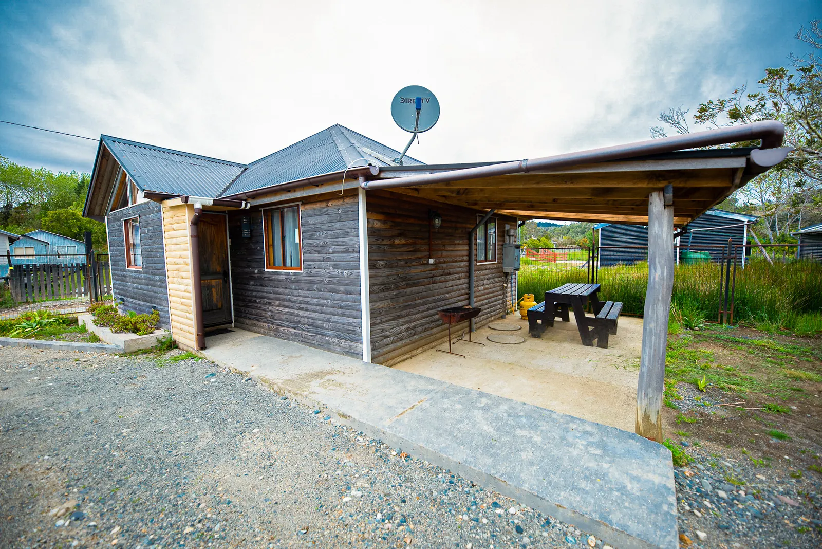 Fachada de la Cabaña 9 en Cabañas Kompatzki, Playa Lechagua, Ancud