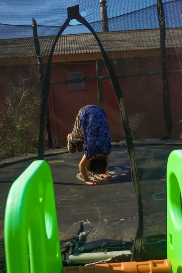 Trampolín con red de protección en la zona de juegos