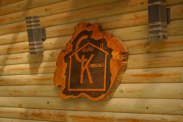 Letrero tallado en madera de Cabañas Kompatzki