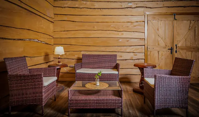 Living del salón de eventos con sillones y mesas de centro