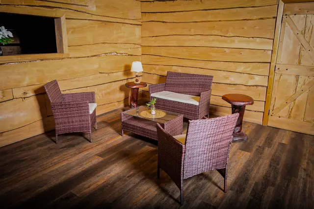 Sector de estar del salón de eventos con sillones