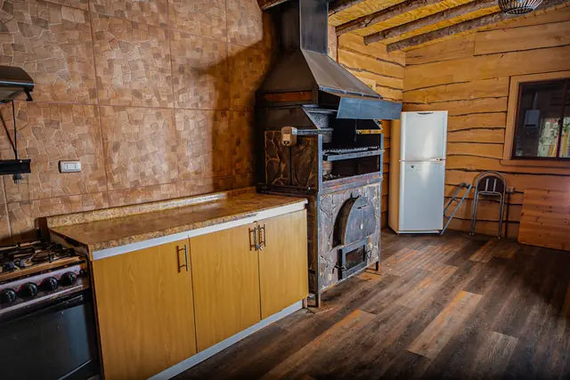 Cocina del salón con refrigerador y horno
