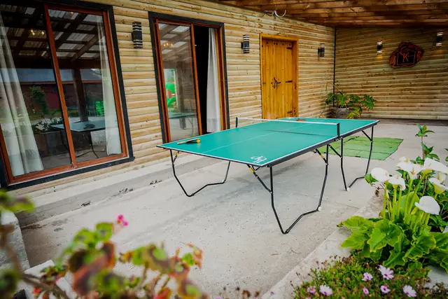 Mesa de ping pong en la terraza junto al salón de eventos