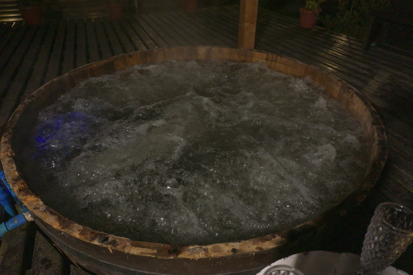 Tinaja de agua caliente burbujeando de noche, con la cromoterapia encendida