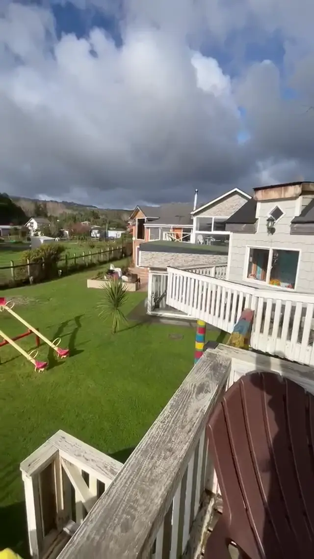 Vista de 360 grados del complejo y la playa, filmada desde la casa de juegos del jardín
